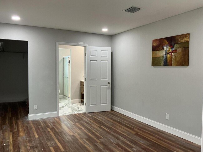 Building Photo - 537 NW 51st Ave
