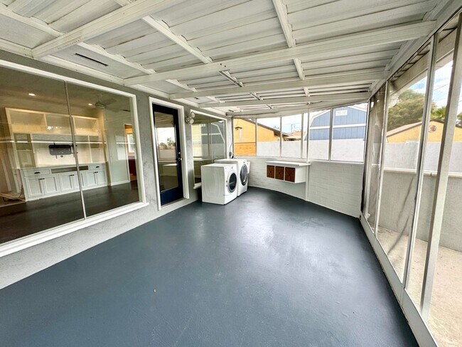 Building Photo - Fabulous 3 bedroom 1 bathroom updated home