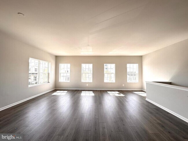 Building Photo - 526 Parkland Dr