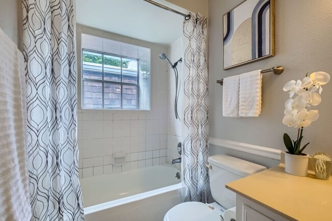Building Photo - Condominium located in Olmos Park Gardens
