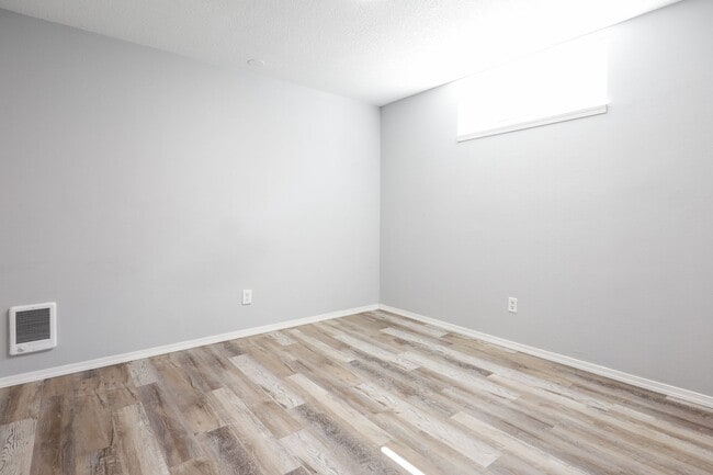 Building Photo - Renovated Basement level unit - West Linn, OR