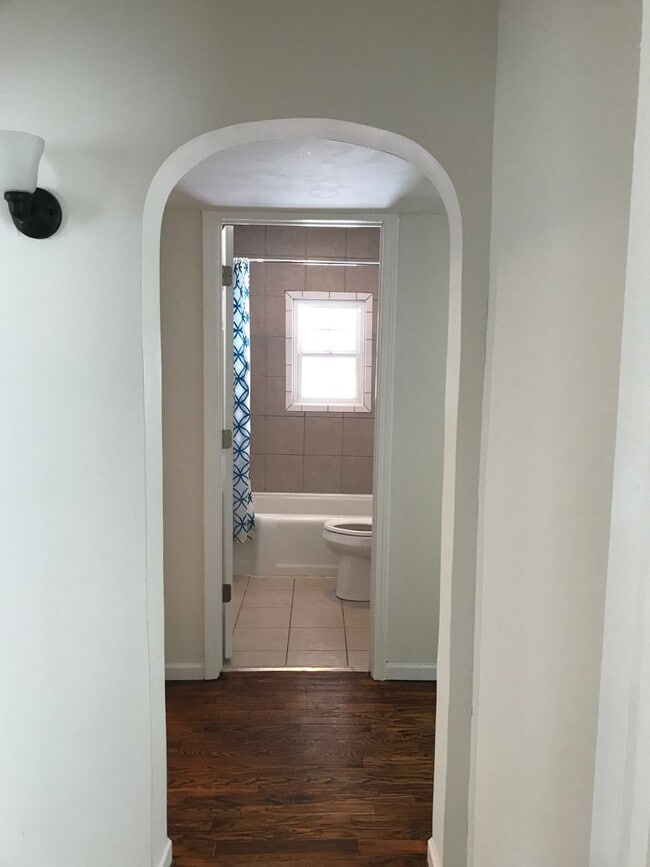 Building Photo - 2 bedroom/1 bathroom single family home!
