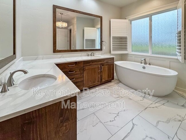 Building Photo - 6614 N Big Cedar Way