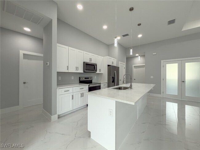 Building Photo - 438 Raymer St