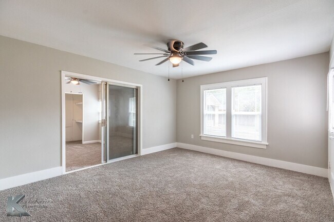 Building Photo - XL HOME!  3 bed, 1 bath, LOTS OF ROOM!