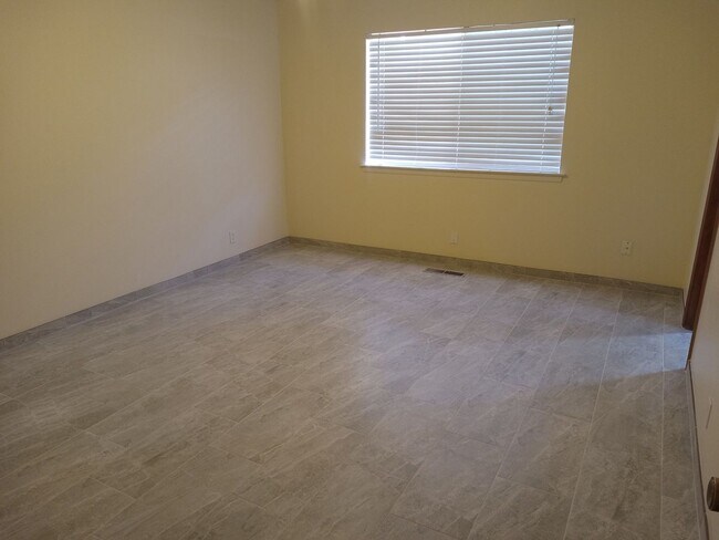 Building Photo - 4 BEDROOM 3 BATHROOM HOME IN THE VIBRANT C...