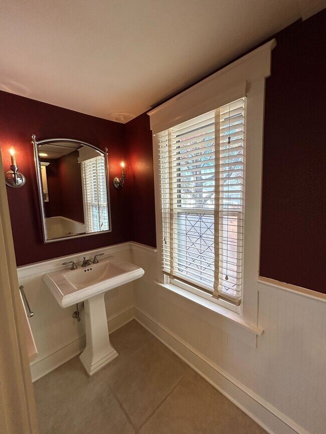 Building Photo - Beautiful, Large 4 Bedroom 1.5 Bath Home in Lancaster with Yard!