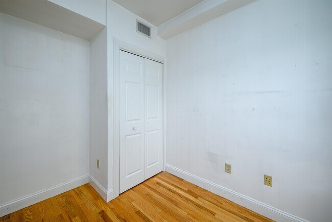 Building Photo - 912 Park Ave