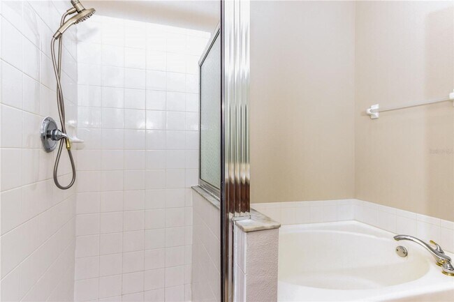 Building Photo - Gated Community Townhome 3br/2.5ba/2 Car G...