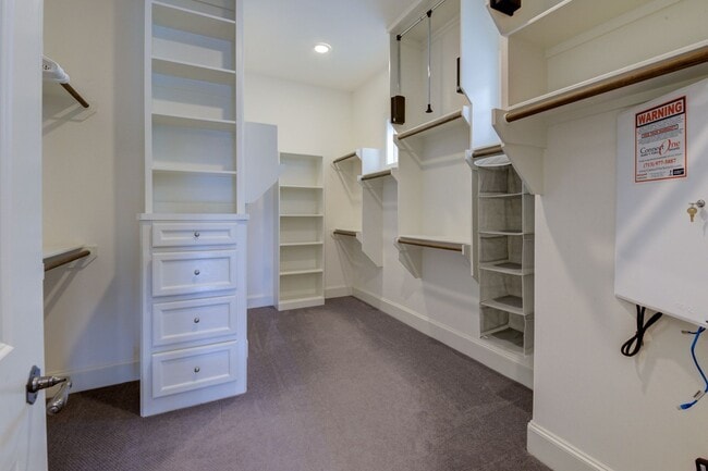 Building Photo - Spectacular Home 4 Bedrooms / 4.5 Bathroom...