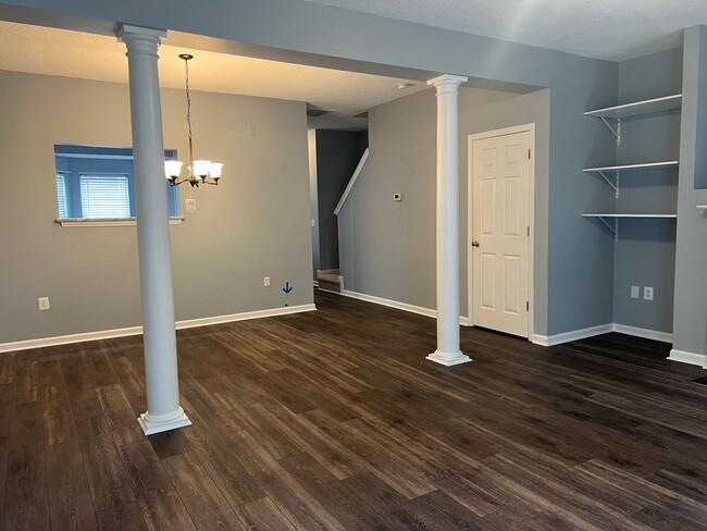 Building Photo - Renovated 3 Bed | 2.5 Bath Townhouse in No...