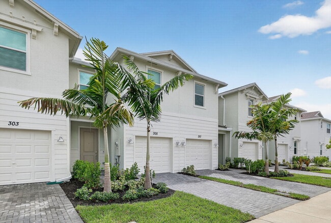Building Photo - 305 SE Crossoak Ln