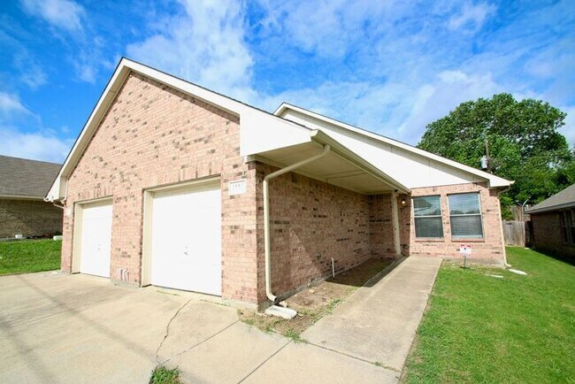 Building Photo - Stunning 3/2 Duplex in West Fort Worth — Granite Kitchen, Garage & Fenced Yard!