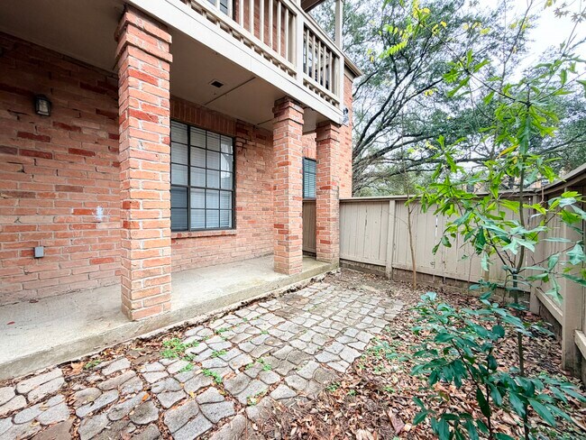 Building Photo - 2255 Braeswood Park Dr