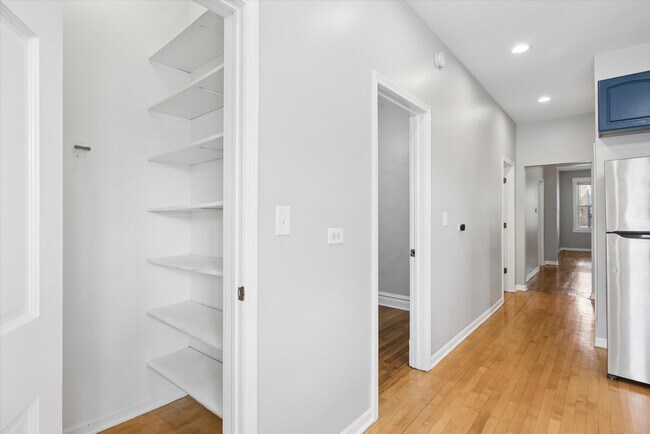 Building Photo - 5147 W Cullom Ave