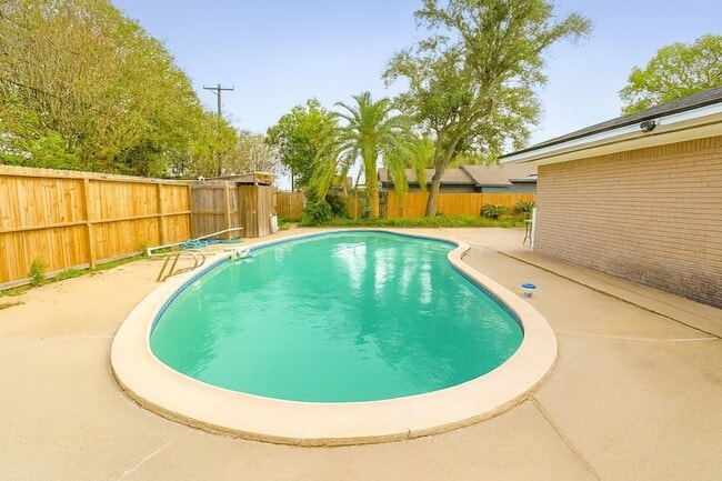 Building Photo - 1424 N Avenue F