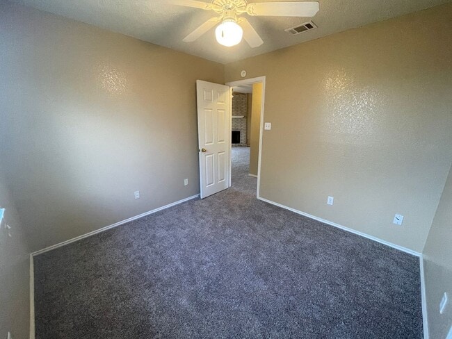 Building Photo - 5006 Glenoak Dr