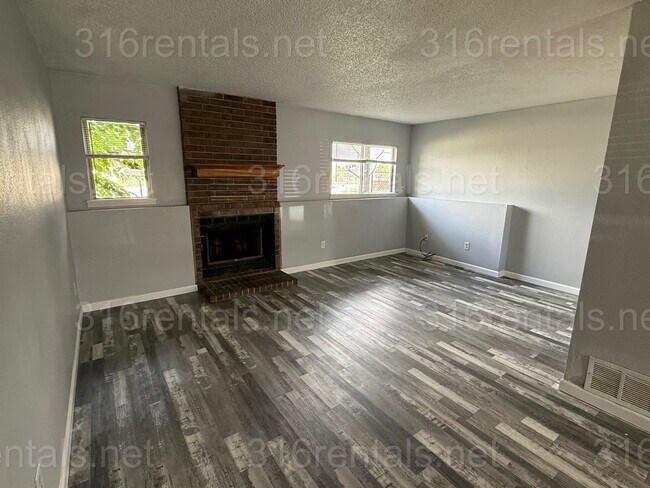 Building Photo - $895 - 2 bed 1.5 bath beautiful bi-level a...