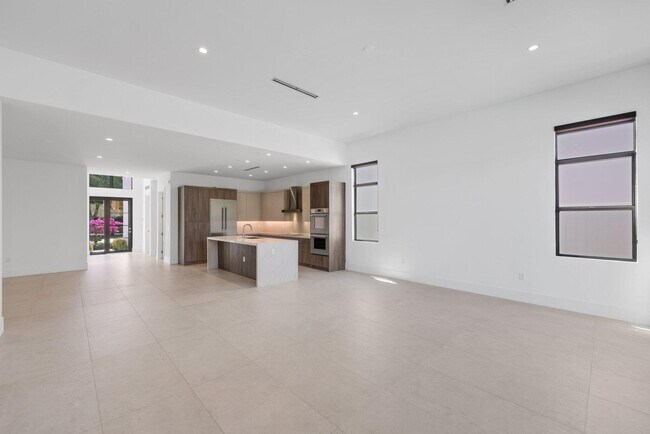Building Photo - 655 Kingsbridge St