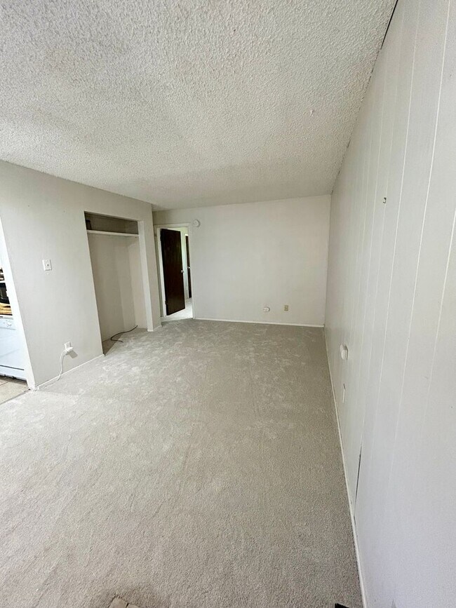 Building Photo - Move-In Ready 1-Bed Near Campus