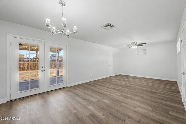 Building Photo - 4214 W Lewis Ave