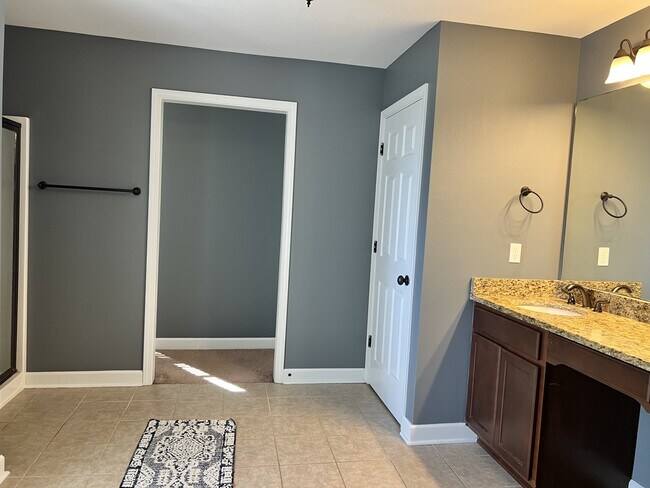 Building Photo - 6005 Fiori Dr