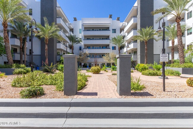 Building Photo - 945 E Playa Del Norte Dr