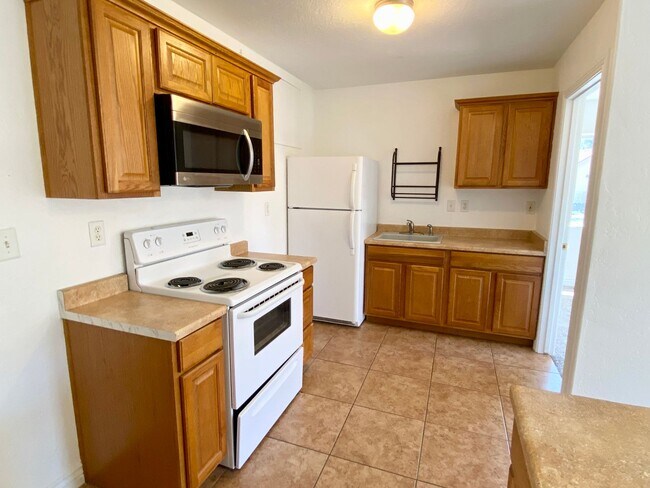 Building Photo - 1402 E Scarlet Dr
