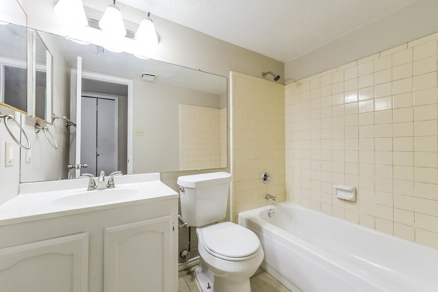 Building Photo - 1385 Southridge Dr