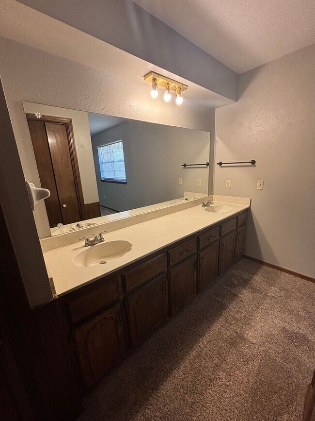 Building Photo - Spacious 3 bedroom, 2 bathroom home availa...