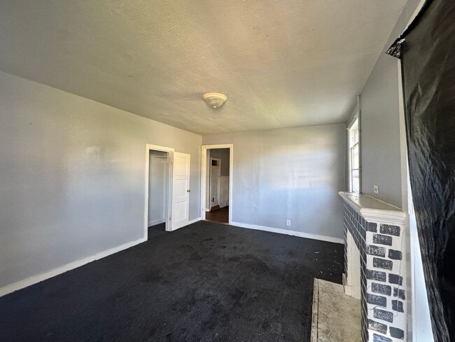 Building Photo - 1 Bedroom duplex close to Mansfield Rd...