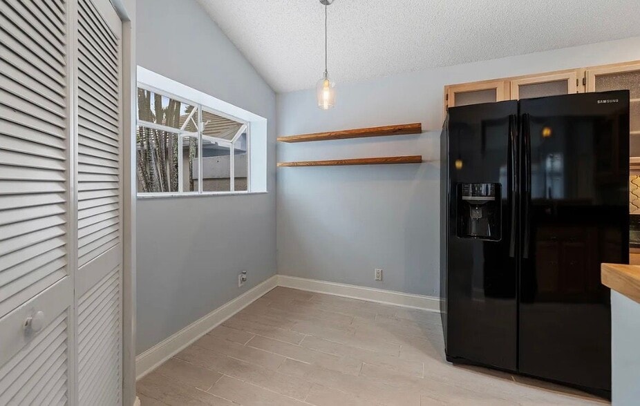 Building Photo - 9293 Heathridge Dr