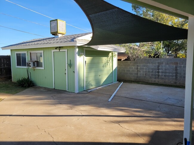 Building Photo - 1033 S 5th St