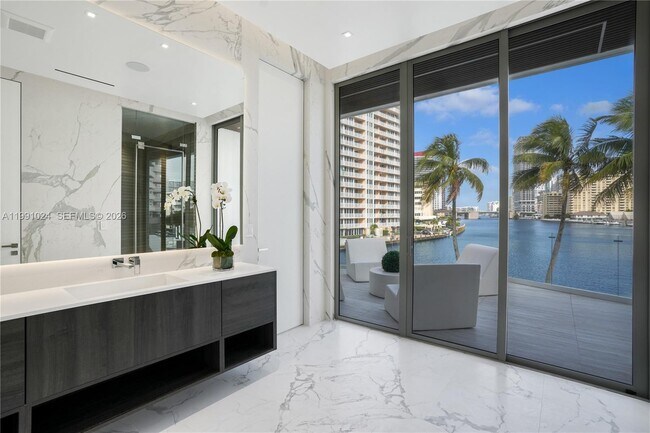 Building Photo - 501 Palm Dr