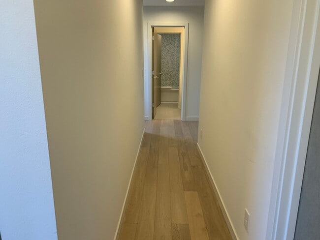 Building Photo - Capital Hill Row House ! 3 bed, 3 bath 194...