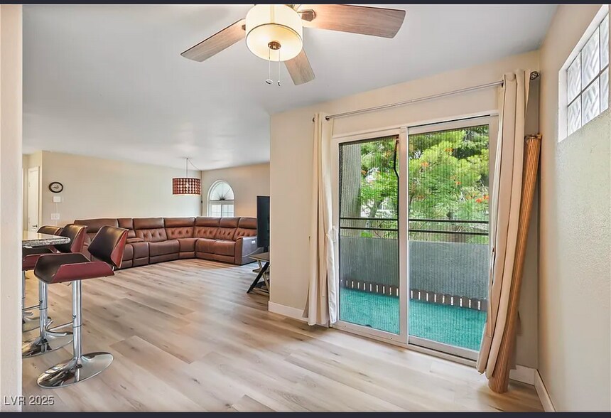 Living room - 3145 E Flamingo Rd