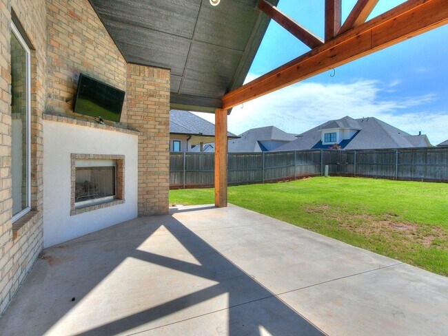Building Photo - 5 Bedrooms + 3 Baths + Piedmont Schools