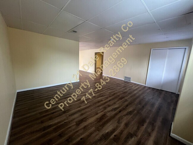 Building Photo - Very Spacious First Floor 2 Bedroom in Dov...