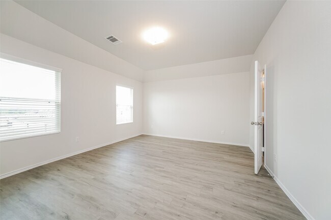 Building Photo - 305 Pronghorn Dr