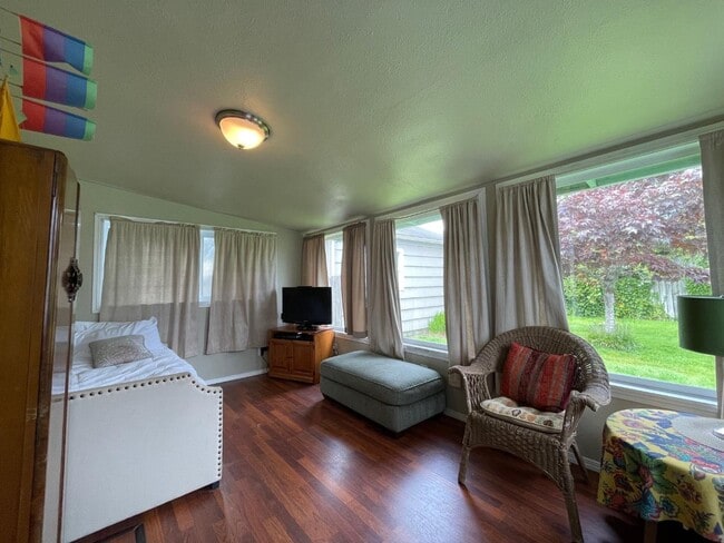 Building Photo - 106 9th St SE