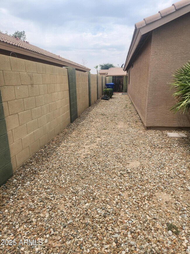 Building Photo - 15273 N Gil Balcome Ct