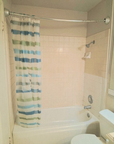 Full Bathroom 1 - 1190 S Winery Ave