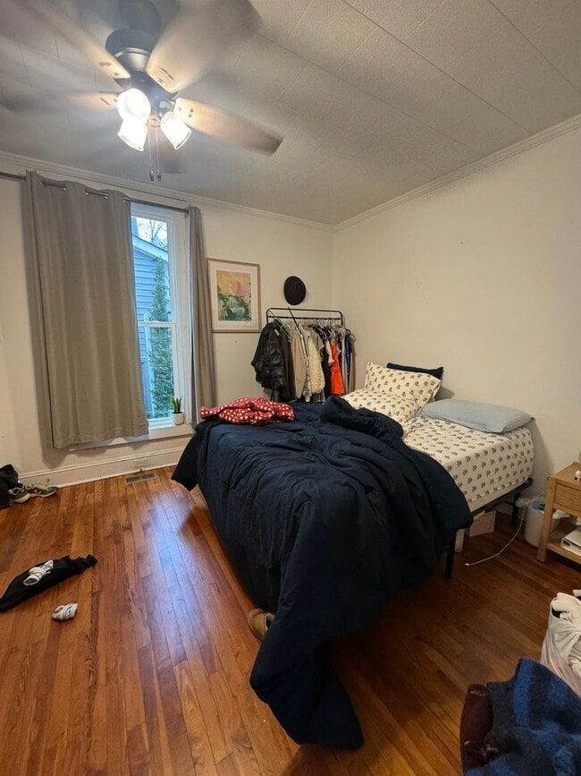 Building Photo - Gorgerous 3 Bedroom Walkable to Campus