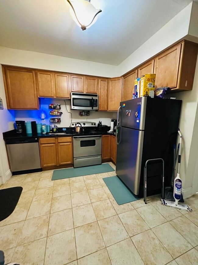 Building Photo - Beautifully Renovated 3bdrm/2.5bth Home Located in Richmond's North-side w/Balcony!