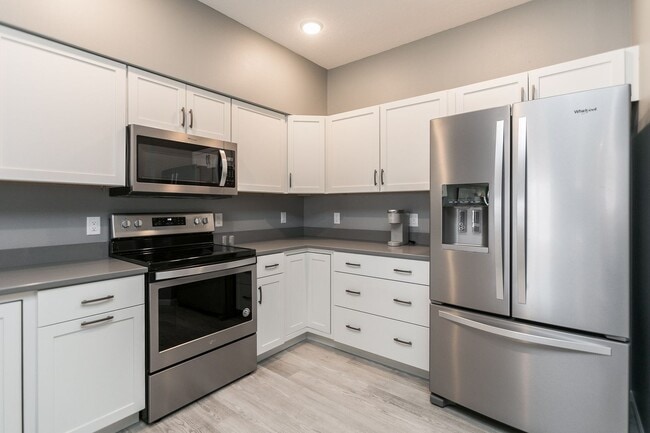 Building Photo - Fully Furnished Townhome Blocks Away From Downtown, Flexible Leasing Terms!