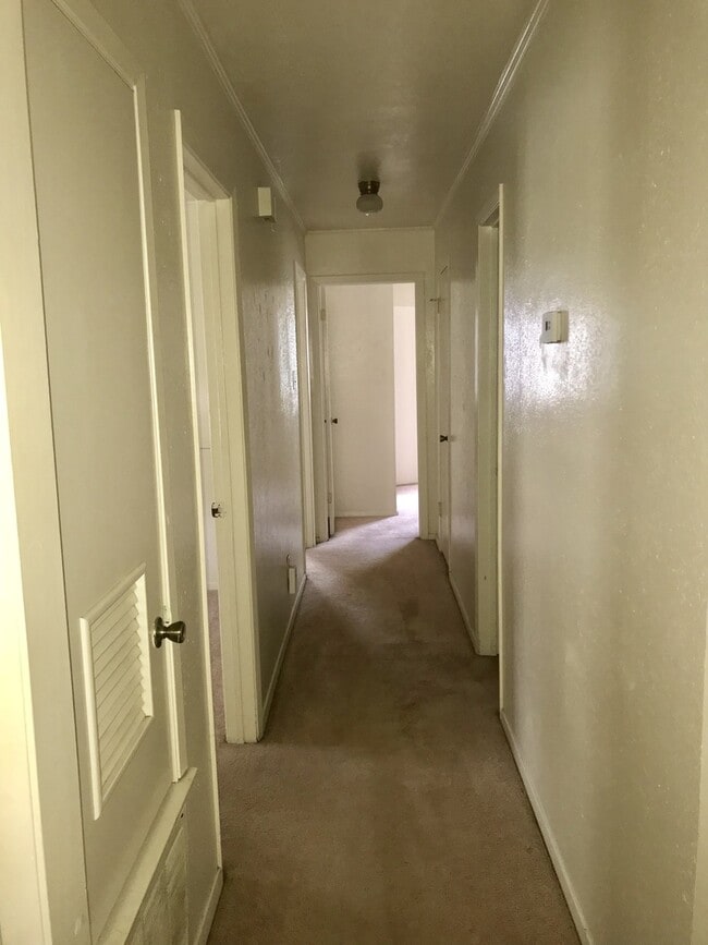Building Photo - 3 Bedroom 2 Bath