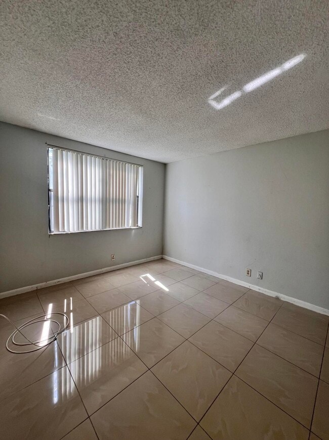 Building Photo - 706 Executive Center Dr