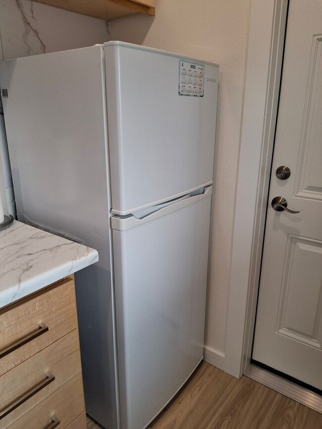 Building Photo - Move-in Ready Furnished Apartment