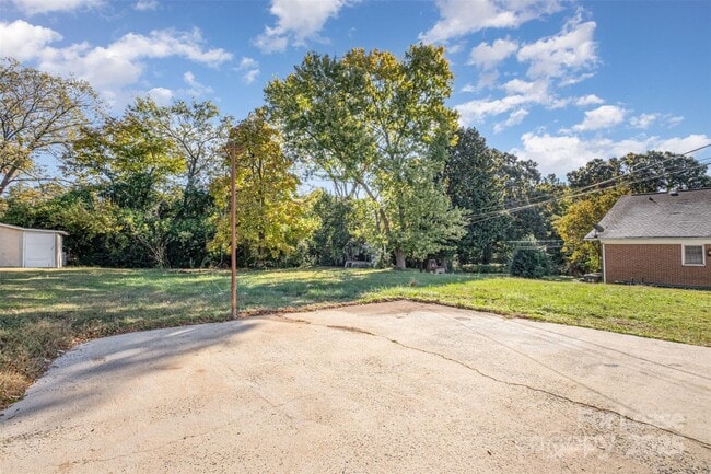 Building Photo - 3208 Clearview Dr