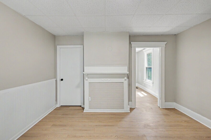 Building Photo - 1756 Bruck St